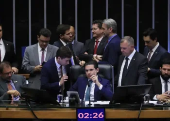 : A Câmara dos Deputados aprovou a PEC da Blindagem, que dificulta processos e prisões de parlamentares e amplia foro para presidentes de partidos. O texto segue para o Senado.