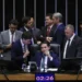 : A Câmara dos Deputados aprovou a PEC da Blindagem, que dificulta processos e prisões de parlamentares e amplia foro para presidentes de partidos. O texto segue para o Senado.