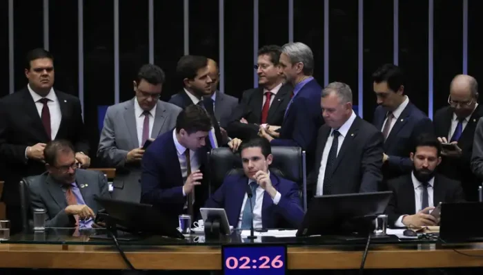 : A Câmara dos Deputados aprovou a PEC da Blindagem, que dificulta processos e prisões de parlamentares e amplia foro para presidentes de partidos. O texto segue para o Senado.