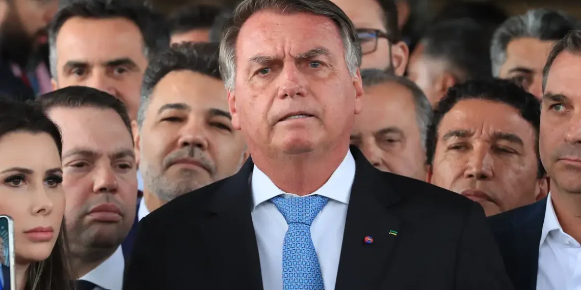 STF começa a julgar Jair Bolsonaro e aliados acusados de articular golpe para reverter eleições de 2022. Réus podem pegar mais de 30 anos de prisão.