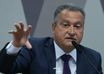 O ministro Rui Costa afirmou que o governo vai acionar hotéis que cobram preços abusivos para a COP30, em Belém. Investimentos de R$ 4 bilhões garantem infraestrutura e legado para a cidade.
