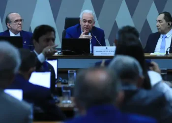 O relator Alessandro Vieira recomendou a rejeição da PEC da Blindagem no Senado, alegando que a proposta pode transformar o Congresso em “abrigo para criminosos”. Texto prevê autorização prévia e voto secreto para processar parlamentares.