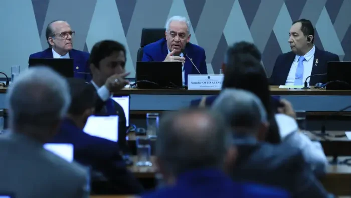 O relator Alessandro Vieira recomendou a rejeição da PEC da Blindagem no Senado, alegando que a proposta pode transformar o Congresso em “abrigo para criminosos”. Texto prevê autorização prévia e voto secreto para processar parlamentares.