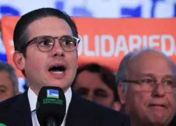 Projeto de lei que prevê anistia aos acusados do ataque de 8 de janeiro de 2023 ainda não tem data no Plenário. Especialistas alertam para risco de inconstitucionalidade.