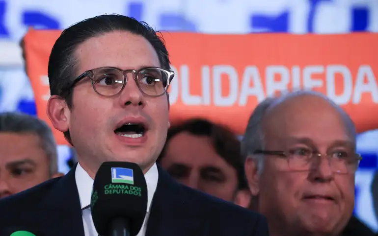 Projeto de lei que prevê anistia aos acusados do ataque de 8 de janeiro de 2023 ainda não tem data no Plenário. Especialistas alertam para risco de inconstitucionalidade.