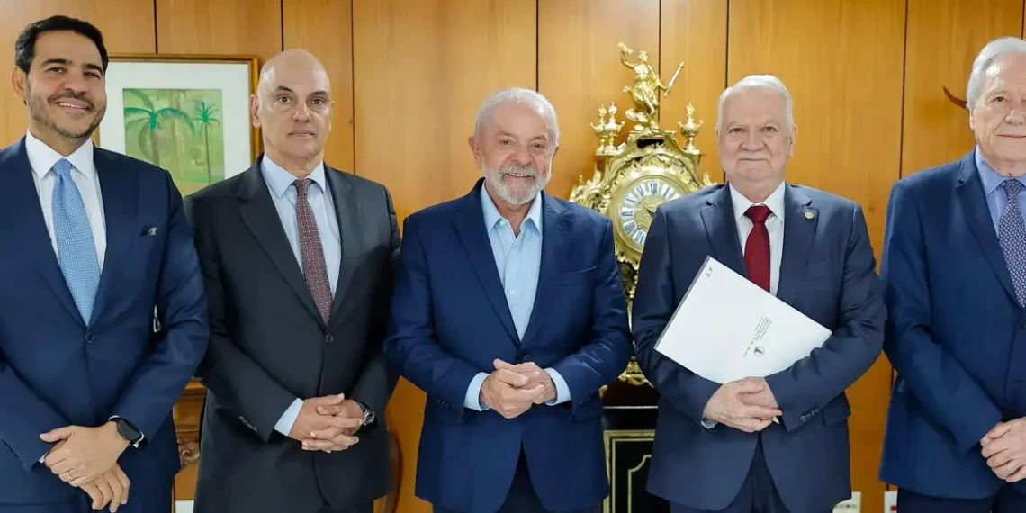 Ministros Edson Fachin e Alexandre de Moraes entregaram a Lula e Alckmin o convite para a posse na presidência e vice do STF, marcada para 29 de setembro.