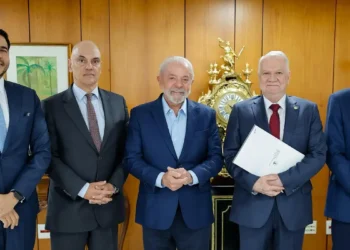 Ministros Edson Fachin e Alexandre de Moraes entregaram a Lula e Alckmin o convite para a posse na presidência e vice do STF, marcada para 29 de setembro.
