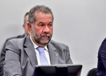 A CPMI do INSS ouvirá o ex-ministro Carlos Lupi nesta segunda-feira (8) sobre ações adotadas para evitar fraudes em benefícios de aposentados e pensionistas. Cidadãos podem participar online ou por telefone.