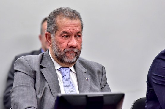 A CPMI do INSS ouvirá o ex-ministro Carlos Lupi nesta segunda-feira (8) sobre ações adotadas para evitar fraudes em benefícios de aposentados e pensionistas. Cidadãos podem participar online ou por telefone.