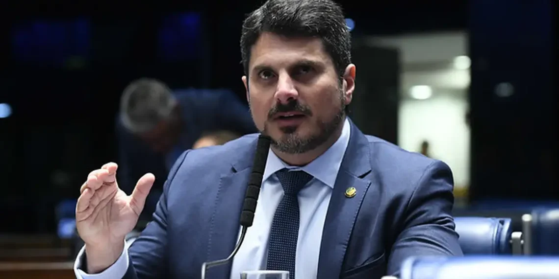 O Senado afastou Marcos do Val (Podemos-ES) por 115 dias para tratamento de saúde. O senador é investigado no STF por ataques institucionais e suspeita de envolvimento em plano para anular as eleições de 2022.