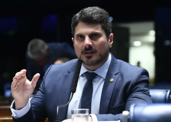 O Senado afastou Marcos do Val (Podemos-ES) por 115 dias para tratamento de saúde. O senador é investigado no STF por ataques institucionais e suspeita de envolvimento em plano para anular as eleições de 2022.