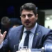 O Senado afastou Marcos do Val (Podemos-ES) por 115 dias para tratamento de saúde. O senador é investigado no STF por ataques institucionais e suspeita de envolvimento em plano para anular as eleições de 2022.