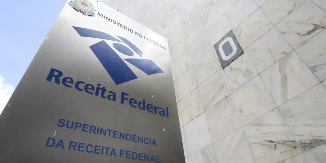 A Receita Federal deflagrou a Operação Cadeia de Carbono em cinco estados e apreendeu R$ 240 milhões em combustíveis irregulares no RJ. Ação combate lavagem de dinheiro e sonegação.