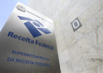 A Receita Federal deflagrou a Operação Cadeia de Carbono em cinco estados e apreendeu R$ 240 milhões em combustíveis irregulares no RJ. Ação combate lavagem de dinheiro e sonegação.