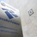 A Receita Federal deflagrou a Operação Cadeia de Carbono em cinco estados e apreendeu R$ 240 milhões em combustíveis irregulares no RJ. Ação combate lavagem de dinheiro e sonegação.