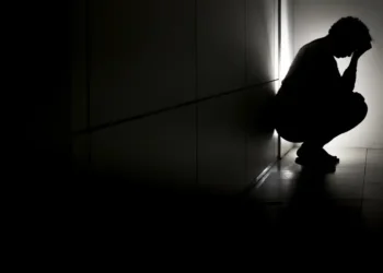 Estudo da Associação Brasileira de Psiquiatria mostra que 25% dos brasileiros tiveram ideias suicidas nos últimos seis meses. Mais da metade relatou desejo de isolamento, mas cresce a busca por ajuda especializada.