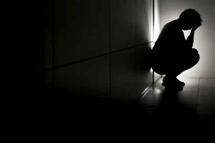 Estudo da Associação Brasileira de Psiquiatria mostra que 25% dos brasileiros tiveram ideias suicidas nos últimos seis meses. Mais da metade relatou desejo de isolamento, mas cresce a busca por ajuda especializada.