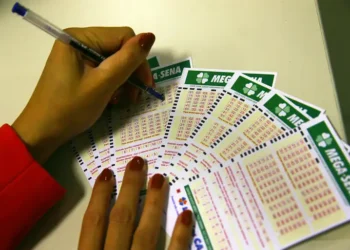 Concurso 2.914 da Mega-Sena sorteia neste sábado (13) prêmio estimado em R$ 3,5 milhões. Veja como apostar, valor do jogo e onde acompanhar o sorteio ao vivo.