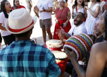 Mais de 100 pessoas participaram do Caminhos para Exu em Brasília, evento que celebra religiões de matriz africana, promove a resistência cultural e combate a intolerância religiosa.
