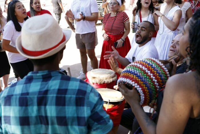 Mais de 100 pessoas participaram do Caminhos para Exu em Brasília, evento que celebra religiões de matriz africana, promove a resistência cultural e combate a intolerância religiosa.