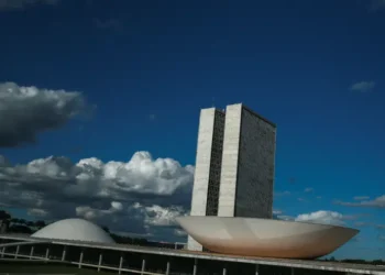 CCJ do Senado aprova relatório da reforma tributária que regulamenta o IBS, altera regras do ITCMD e inclui taxistas, mototaxistas e frentistas como MEIs.