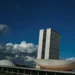 CCJ do Senado aprova relatório da reforma tributária que regulamenta o IBS, altera regras do ITCMD e inclui taxistas, mototaxistas e frentistas como MEIs.