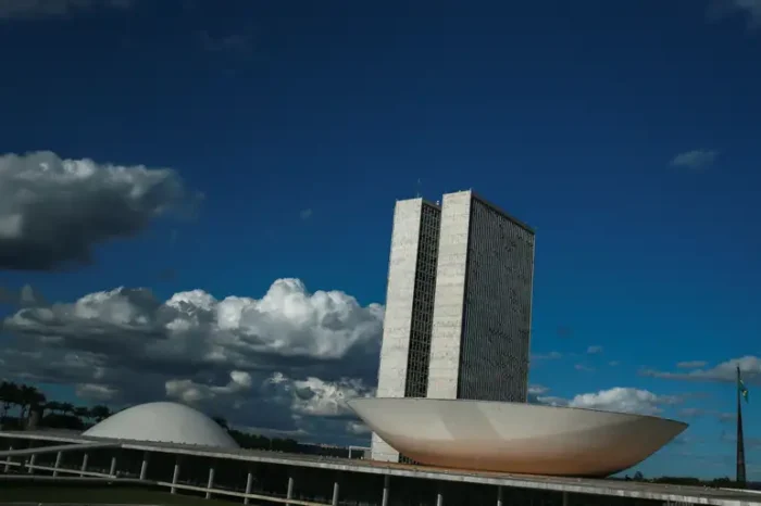 CCJ do Senado aprova relatório da reforma tributária que regulamenta o IBS, altera regras do ITCMD e inclui taxistas, mototaxistas e frentistas como MEIs.