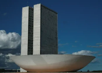 A CCJ da Câmara debate a cassação da deputada Carla Zambelli, condenada por orquestrar invasão ao CNJ. Zambelli nega acusações e questiona hacker Walter Delgatti, enquanto aliados buscam adiar decisão.