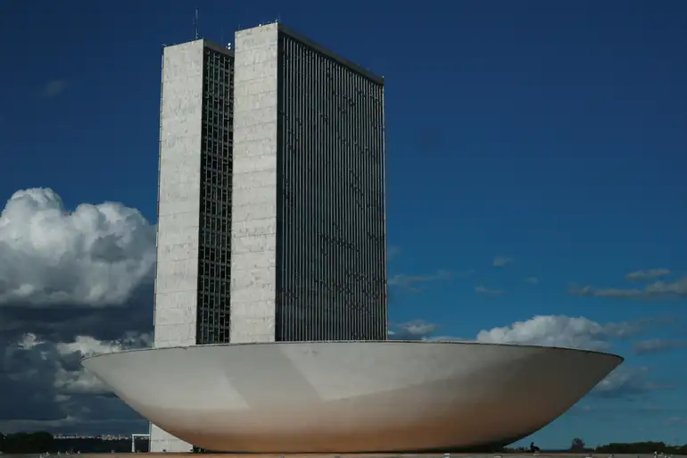 A CCJ da Câmara debate a cassação da deputada Carla Zambelli, condenada por orquestrar invasão ao CNJ. Zambelli nega acusações e questiona hacker Walter Delgatti, enquanto aliados buscam adiar decisão.