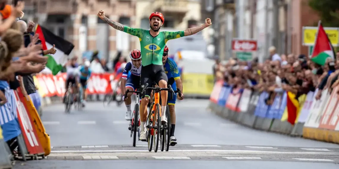 O paulista Lauro Chaman conquistou o tricampeonato mundial de paraciclismo em Ronce, na Bélgica. O Brasil encerrou o torneio com cinco medalhas.