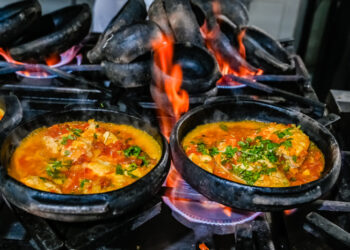 No Dia da Moqueca Capixaba, Procon Vitória divulga pesquisa de preços de ingredientes do prato típico. Coentro e dourado lideram variações; confira onde comprar mais barato.