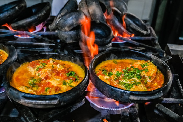 No Dia da Moqueca Capixaba, Procon Vitória divulga pesquisa de preços de ingredientes do prato típico. Coentro e dourado lideram variações; confira onde comprar mais barato.