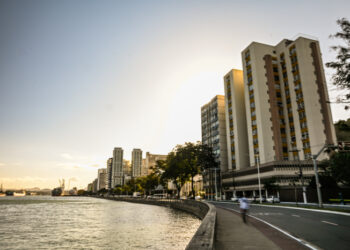 Vitória conquista primeiro lugar no Ranking CSC 2025 como cidade mais inteligente do Brasil. Destaque para educação, saúde, segurança, conectividade 5G e políticas sociais inovadoras.