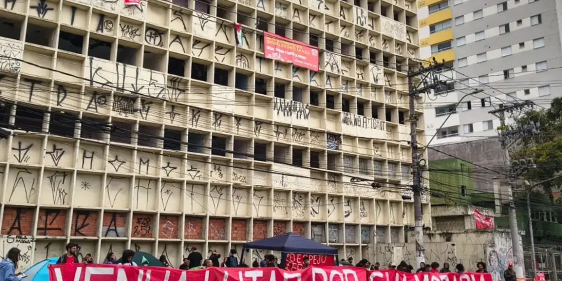Moradores da Ocupação Palestina Livre, em Diadema (SP), denunciam impedimento de entrada no local pela prefeitura. Justiça exige medidas de acolhimento antes de autorizar desocupação.