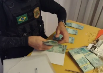 A Polícia Federal deflagrou a Operação Vila do Conde e desarticulou uma célula criminosa especializada no tráfico internacional de drogas e lavagem de dinheiro. Mandados foram cumpridos em cinco estados.