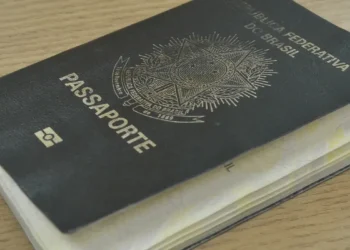 Entram em vigor novas regras para solicitação de visto americano: entrevista presencial obrigatória para todos os viajantes, aumento da taxa de emissão e manutenção de isenções para diplomatas e renovação de vistos recentes.