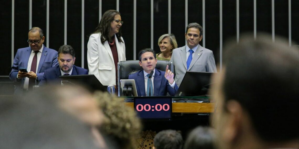 Especialistas alertam que a PEC da Blindagem pode aumentar a corrupção nas emendas parlamentares, reduzir a transparência e fortalecer a impunidade no Congresso.