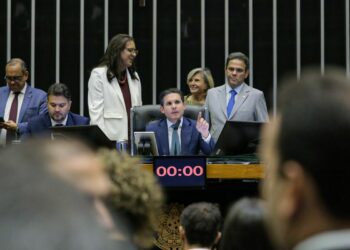 Especialistas alertam que a PEC da Blindagem pode aumentar a corrupção nas emendas parlamentares, reduzir a transparência e fortalecer a impunidade no Congresso.