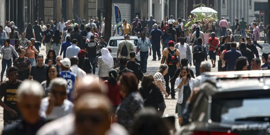 Em dois anos, 6,55 milhões de famílias deixaram a linha da pobreza no Brasil, revela análise do Cadastro Único. Governo atribui avanço a programas sociais, trabalho e qualificação do cadastro.