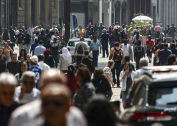 Em dois anos, 6,55 milhões de famílias deixaram a linha da pobreza no Brasil, revela análise do Cadastro Único. Governo atribui avanço a programas sociais, trabalho e qualificação do cadastro.