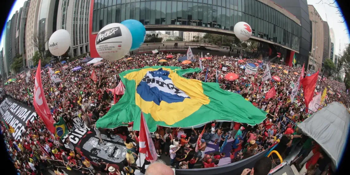 Cerca de 42,4 mil pessoas protestaram na Avenida Paulista e em outras 32 cidades contra a anistia a golpistas e a PEC da Blindagem, em atos com forte participação popular e críticas ao Congresso Nacional.