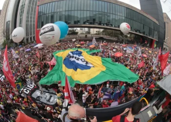 Cerca de 42,4 mil pessoas protestaram na Avenida Paulista e em outras 32 cidades contra a anistia a golpistas e a PEC da Blindagem, em atos com forte participação popular e críticas ao Congresso Nacional.