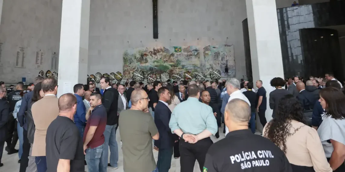 O ministro da Justiça, Ricardo Lewandowski, colocou a Polícia Federal à disposição de São Paulo para investigar o assassinato do ex-delegado-geral Ruy Ferraz Fontes, morto em emboscada na Baixada Santista.