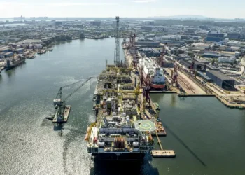 A Petrobras anunciou a chegada da plataforma P-78 ao Campo de Búzios, no pré-sal da Bacia de Campos. O FPSO poderá aumentar em até 20% a produção diária e antecipar o início das operações com tripulação a bordo desde a viagem da Ásia.