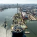 A Petrobras anunciou a chegada da plataforma P-78 ao Campo de Búzios, no pré-sal da Bacia de Campos. O FPSO poderá aumentar em até 20% a produção diária e antecipar o início das operações com tripulação a bordo desde a viagem da Ásia.