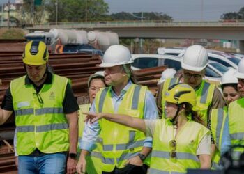 Inaugurado em Aparecida (SP), o Viaduto Papa Francisco amplia segurança e mobilidade na Via Dutra. Obra de R$ 79 milhões beneficia romeiros, moradores e turistas que visitam o Santuário Nacional.