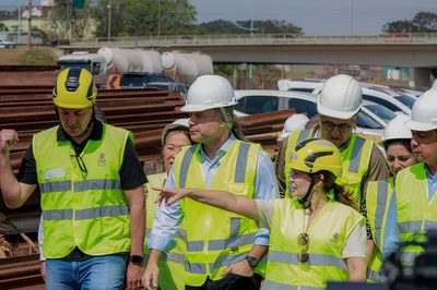 Inaugurado em Aparecida (SP), o Viaduto Papa Francisco amplia segurança e mobilidade na Via Dutra. Obra de R$ 79 milhões beneficia romeiros, moradores e turistas que visitam o Santuário Nacional.