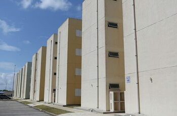 O déficit habitacional do Brasil caiu para 7,6% em 2023. Ministro Jader Filho afirma que o país vai superar 3 milhões de unidades habitacionais até 2026, com novas medidas do programa Minha Casa Minha Vida para todas as faixas de renda.