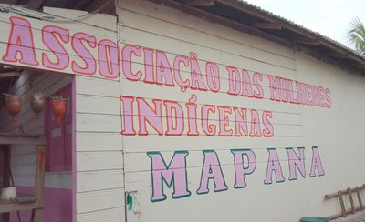 O Governo do Brasil apoia a conclusão da agroindústria de açaí da Associação das Mulheres Indígenas Ticuna (Mapana), em Belém do Solimões (AM), com capacitação, tecnologia de água potável e plano de negócios. A iniciativa fortalece a autonomia de 200 mulheres indígenas.
