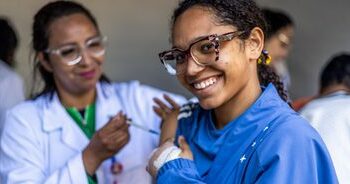 O Ministério da Saúde estendeu até dezembro de 2025 a vacinação contra o HPV para jovens de 15 a 19 anos. A meta é imunizar 7 milhões de adolescentes que perderam a dose entre os 9 e 14 anos.